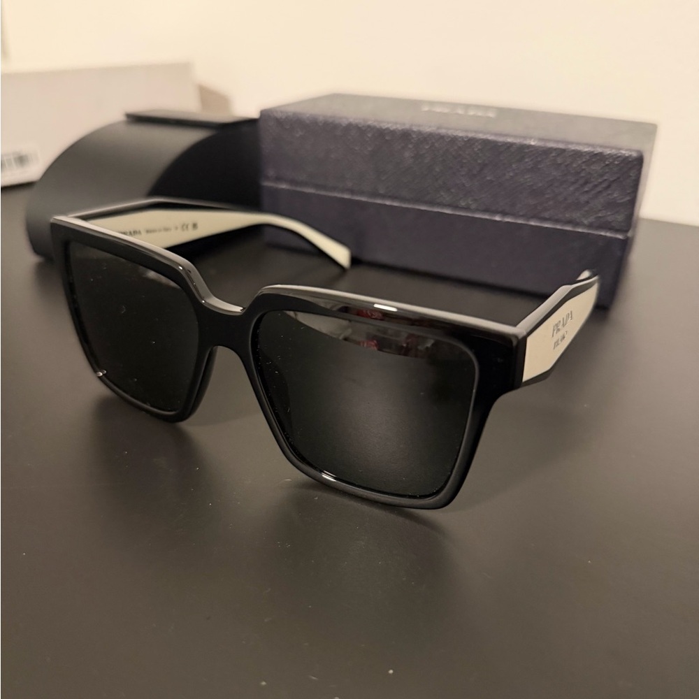 Brand New! Prada PR 24ZS Black Oversized Square Sunglasses - Picture 5 of 6